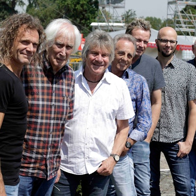 Bläck Fööss (Kölnische Mundartgruppe), bestehend aus: Mirko Bäumer (Gesang, seit 2017), Pit Hupperten (Gesang, Gitarre, seit 2017) Ralph "Gus" Gusovius (Schlagzeug), Günther Antonius "Bömmel" Lückerath (Gitarre), Hartmut Reinhold Priess (Bass), Ernst "Erry" Josef Stoklosa (Gesang und Gitarre) und Andreas Wegener (Piano) gastieren am 25. August 2018, um 19 Uhr mit ihrem 43. traditionellen musikalischen Familienfest Open Air am Tanzbrunnen Köln.