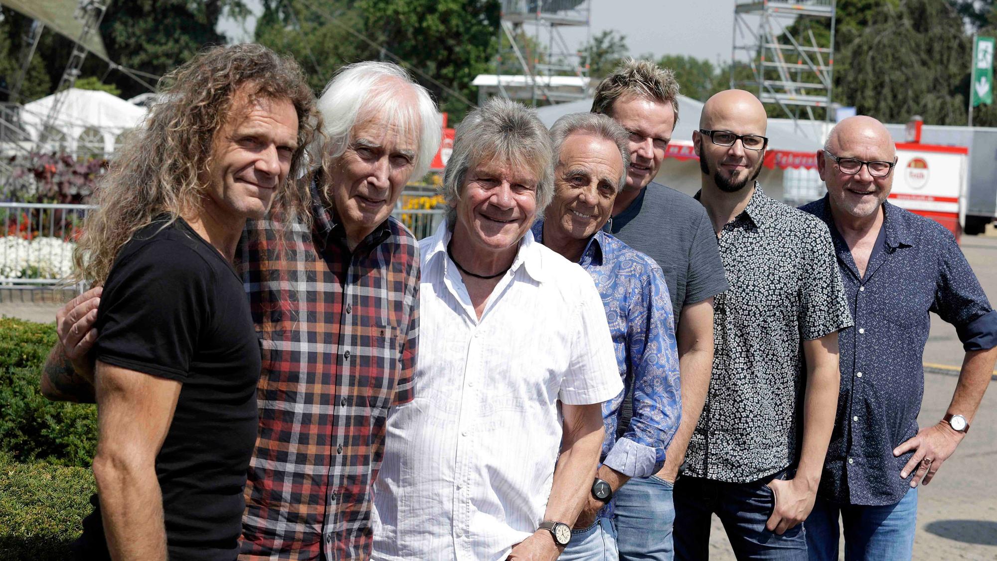 Bläck Fööss (Kölnische Mundartgruppe), bestehend aus: Mirko Bäumer (Gesang, seit 2017), Pit Hupperten (Gesang, Gitarre, seit 2017) Ralph "Gus" Gusovius (Schlagzeug), Günther Antonius "Bömmel" Lückerath (Gitarre), Hartmut Reinhold Priess (Bass), Ernst "Erry" Josef Stoklosa (Gesang und Gitarre) und Andreas Wegener (Piano) gastieren am 25. August 2018, um 19 Uhr mit ihrem 43. traditionellen musikalischen Familienfest Open Air am Tanzbrunnen Köln.