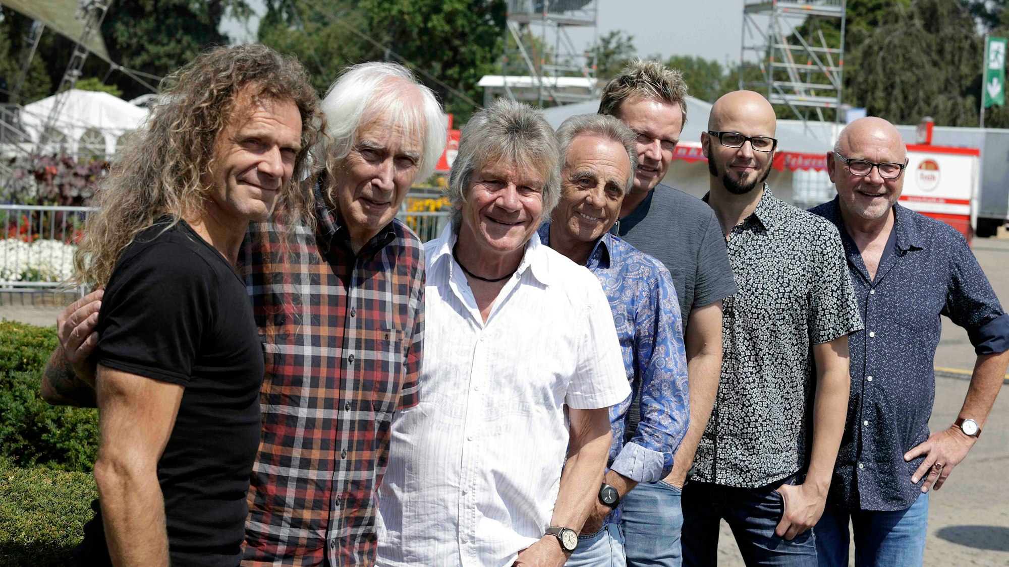 Bläck Fööss (Kölnische Mundartgruppe), bestehend aus: Mirko Bäumer (Gesang, seit 2017), Pit Hupperten (Gesang, Gitarre, seit 2017) Ralph "Gus" Gusovius (Schlagzeug), Günther Antonius "Bömmel" Lückerath (Gitarre), Hartmut Reinhold Priess (Bass), Ernst "Erry" Josef Stoklosa (Gesang und Gitarre) und Andreas Wegener (Piano) gastieren am 25. August 2018, um 19 Uhr mit ihrem 43. traditionellen musikalischen Familienfest Open Air am Tanzbrunnen Köln.