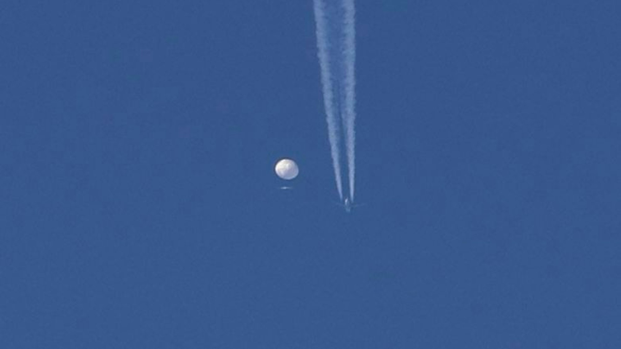 USA, Kingston: Ein großer Ballon schwebt über den USA.