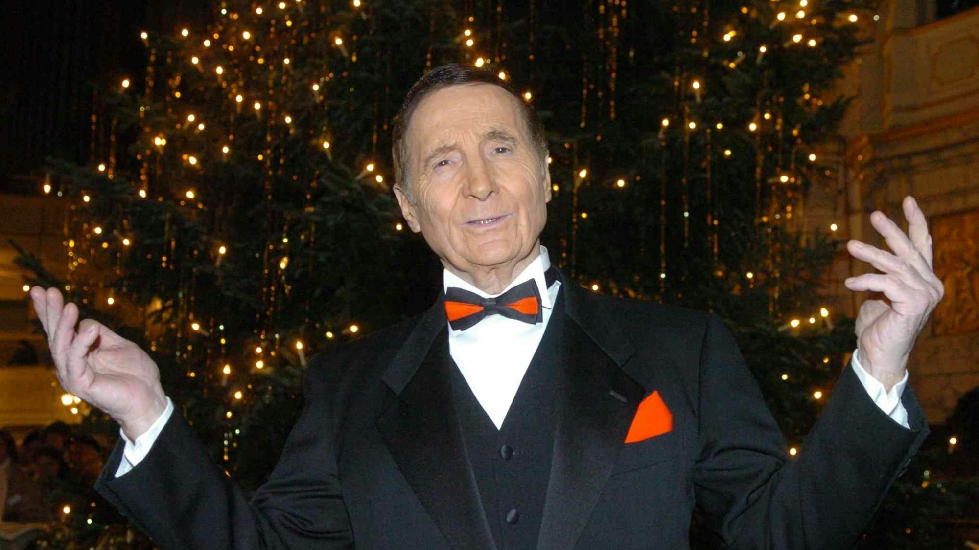 Sänger Freddy Quinn vor einem Weihnachtsbaum.