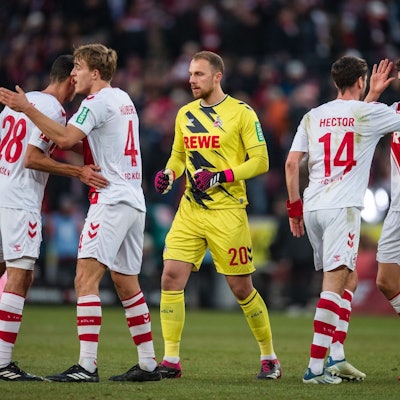 Kölns Ellyes Skhiri (l-r), Timo Hübers, Torhüter Marvin Schwäbe, Jonas Hector und Eric Martel klatschen sich nach der Partie ab.