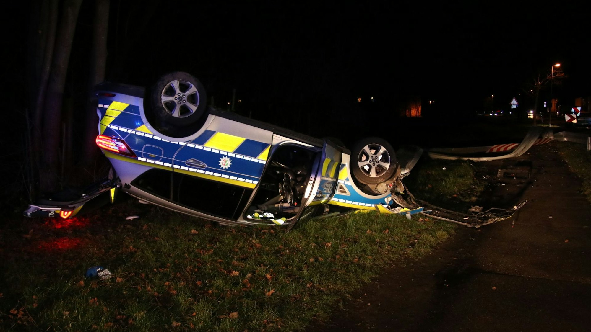 In Köln-Neubrück ist ein Streifenwagen auf dem Dach gelandet.