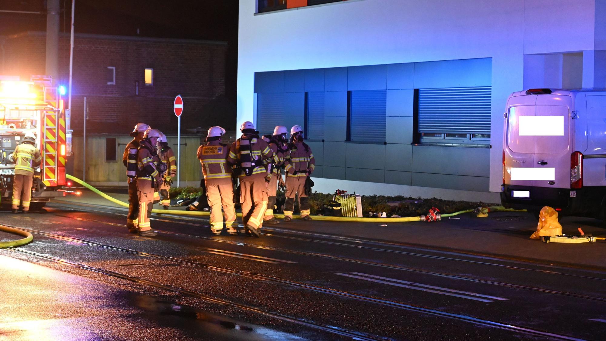 Einsatzkräfte vor dem Haus in Frechen.