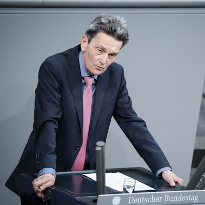 Rolf Mützenich, Vorsitzender der SPD-Bundestagsfraktion, spricht im Bundestag in der aktuellen Stunde mit dem Thema - Leopard-Blockade der Bundesregierung.