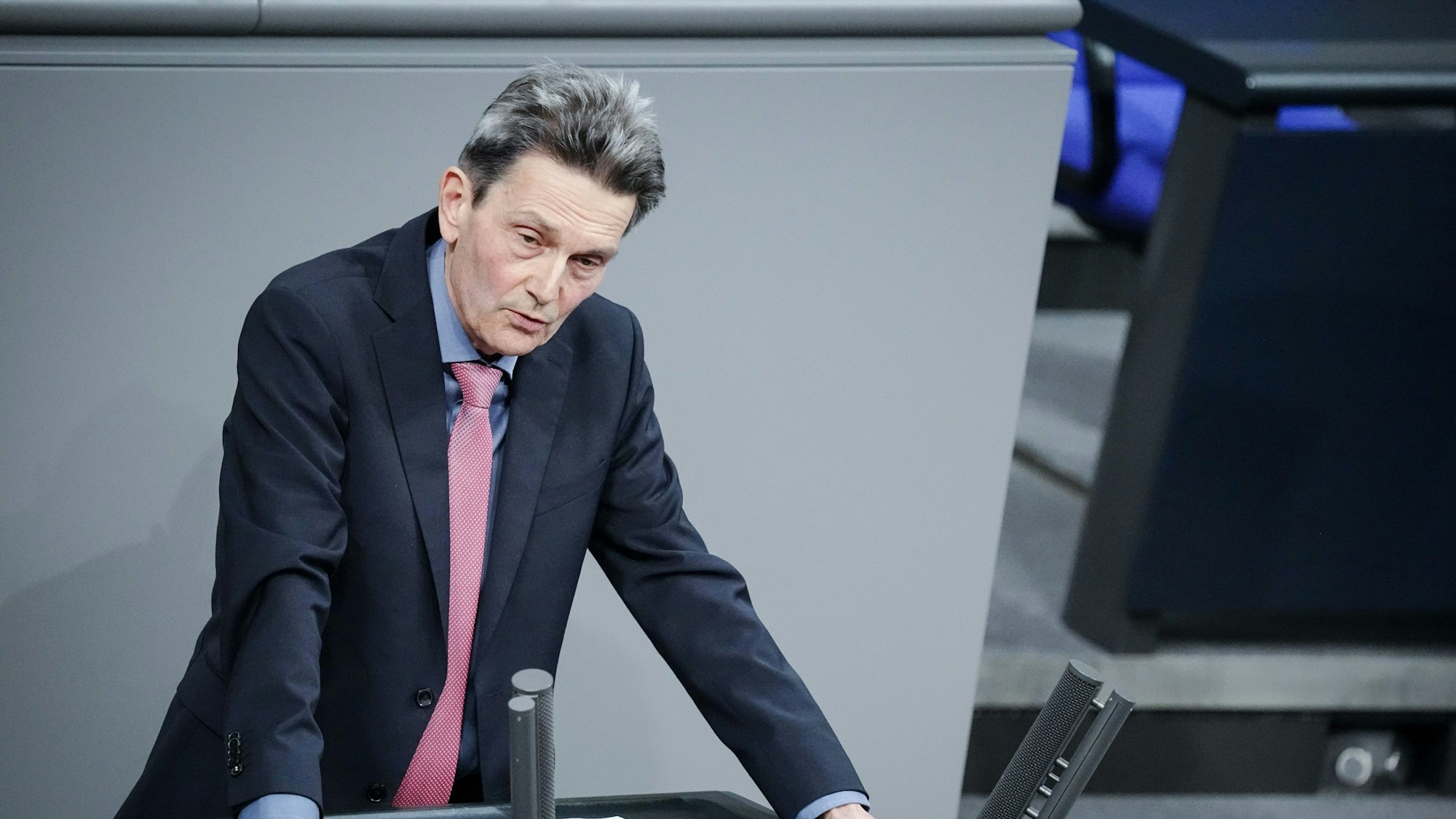 Rolf Mützenich, Vorsitzender der SPD-Bundestagsfraktion, spricht im Bundestag in der aktuellen Stunde mit dem Thema - Leopard-Blockade der Bundesregierung.