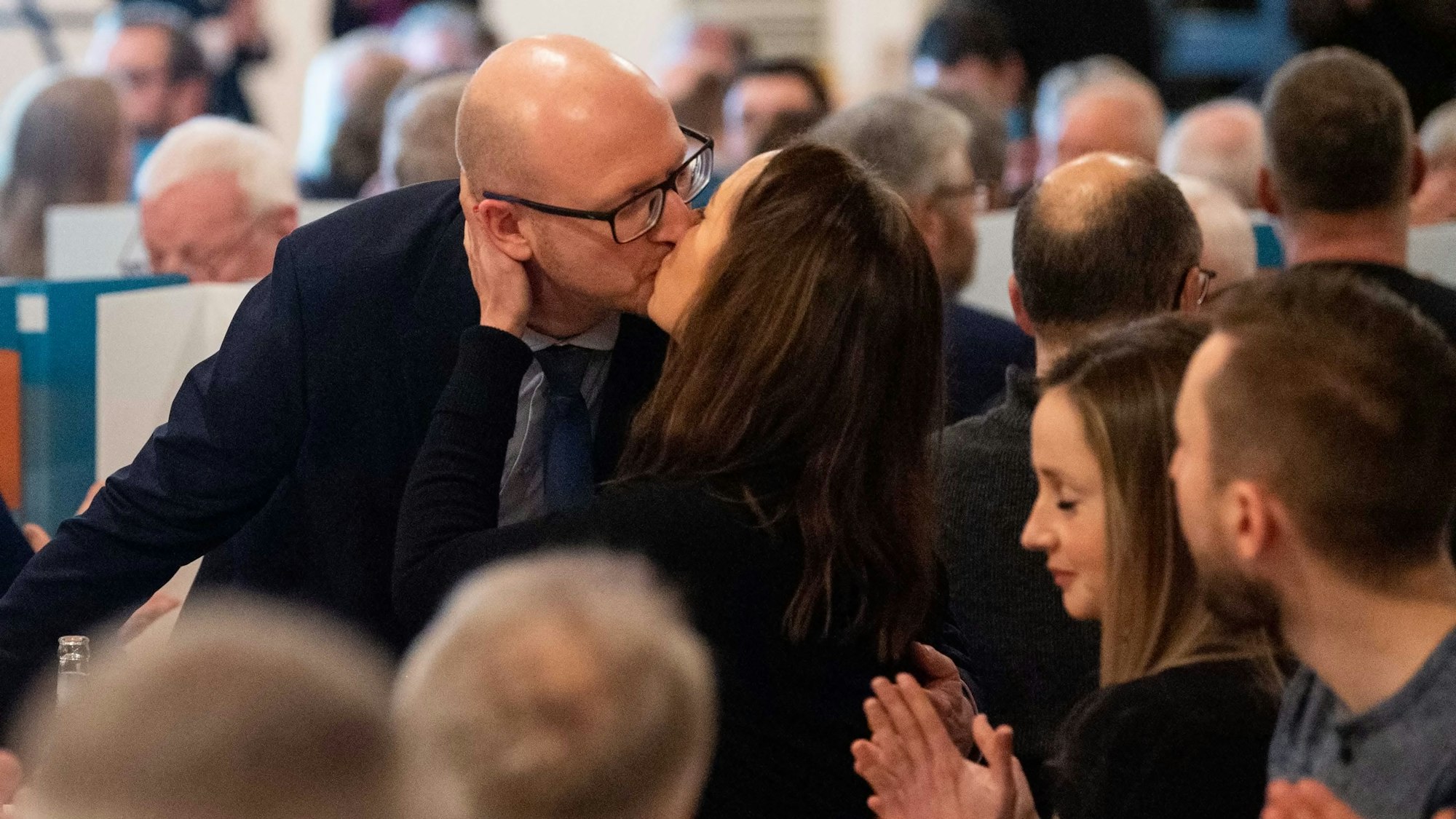 Der neue Parteichef Ingo Pfennings nimmt die Glückwünsche seiner Lebensgefährtin Nicole Becker entgegen.