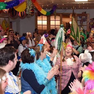 Kunterbunt kostümierte Jecke leißen sich von den zahlreichen Darbietungen begeistern.