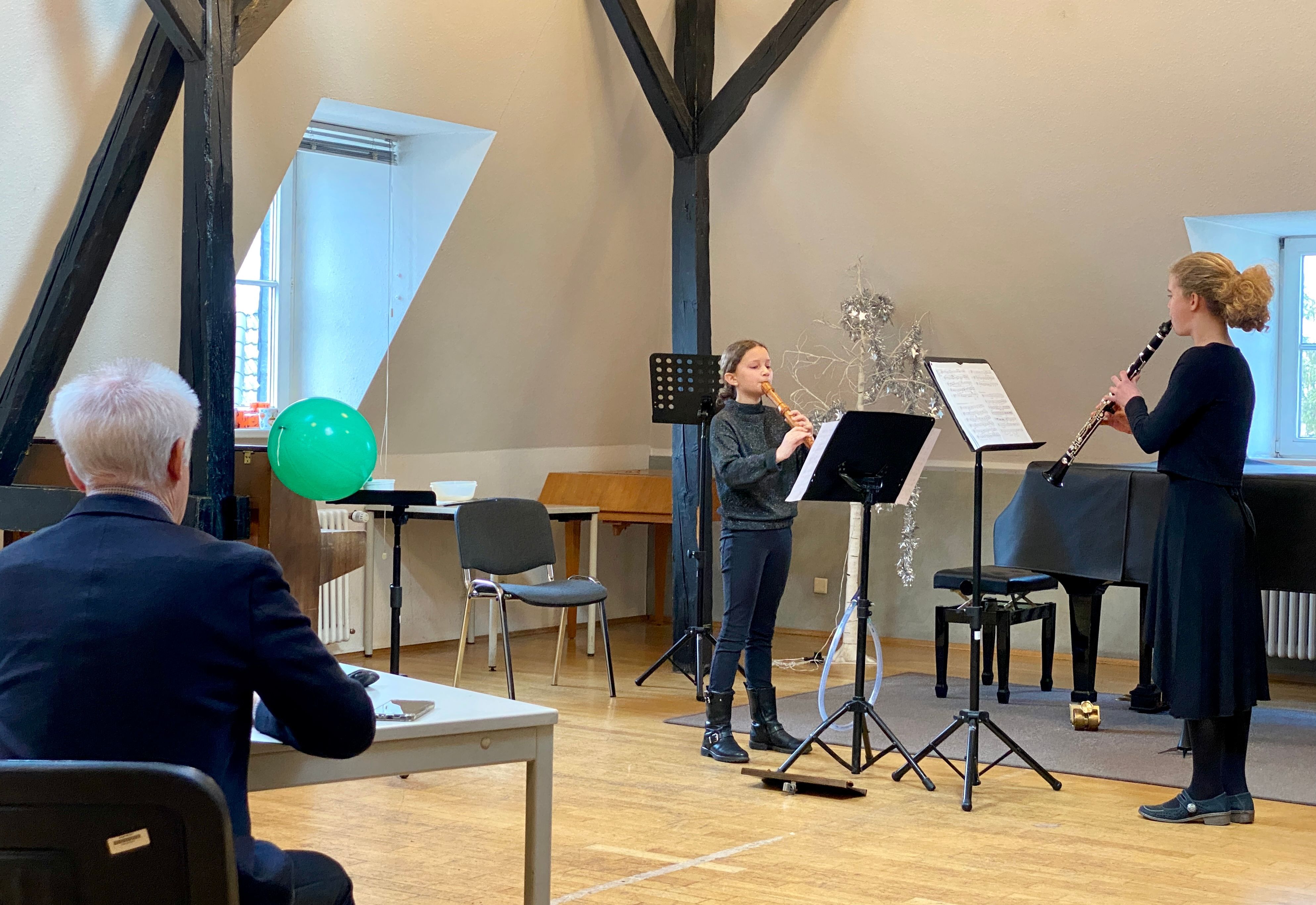 Tabea Köster mit ihrer Blockflöte und Johanna Stredak mit ihrer Klarinette stellten beim Wettbewerb „Jugend musiziert“ ihr Können unter Beweis.