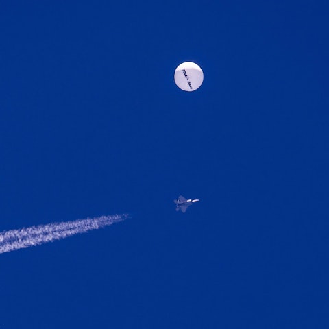 Auf diesem von Chad Fish zur Verfügung gestellten Bild schwebt ein großer Ballon über dem Atlantischen Ozean vor der Küste von South Carolina. Darunter sind ein Kampfjet und seine Kondensstreifen zu sehen. Der Ballon wurde von einer infrarotgesteuerten Luft-Luft-Rakete des Typs AIM-9X Sidewinder von einem F-22-Kampfflugzeug aus einer Höhe von 58.000 Fuß (etwa 17,7 km) in der Nähe von Myrtle Beach abgeschossen und faszinierte die Himmelsbeobachter in dem bevölkerungsreichen Gebiet, das wegen seiner kilometerlangen Strände, die Rentner und Urlauber anziehen, als Grand Strand bekannt ist.