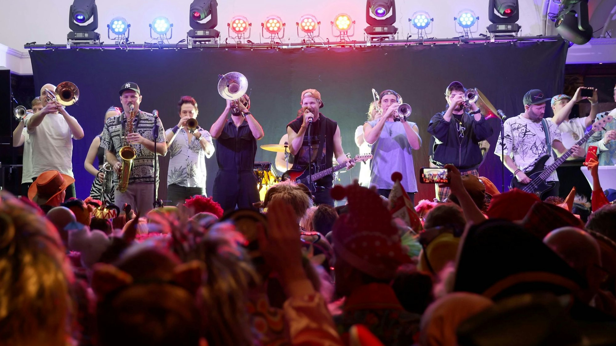 Querbeat traten am Freitag im Alten Wartesaal auf, wo die Jecken schnell tanzten, sprangen und mitsangen.