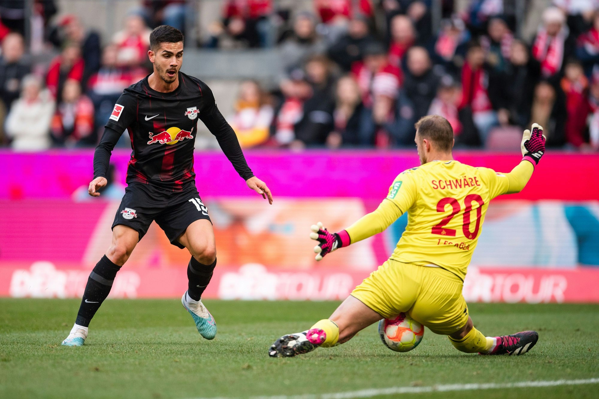 04.02.2023, Nordrhein-Westfalen, Köln: Fußball: Bundesliga, 1. FC Köln - RB Leipzig, 19. Spieltag, RheinEnergieStadion. Leipzigs Andre Silva (l) scheitert an Kölns Torhüter Marvin Schwäbe. Foto: Marius Becker/dpa - WICHTIGER HINWEIS: Gemäß den Vorgaben der DFL Deutsche Fußball Liga bzw. des DFB Deutscher Fußball-Bund ist es untersagt, in dem Stadion und/oder vom Spiel angefertigte Fotoaufnahmen in Form von Sequenzbildern und/oder videoähnlichen Fotostrecken zu verwerten bzw. verwerten zu lassen. +++ dpa-Bildfunk +++