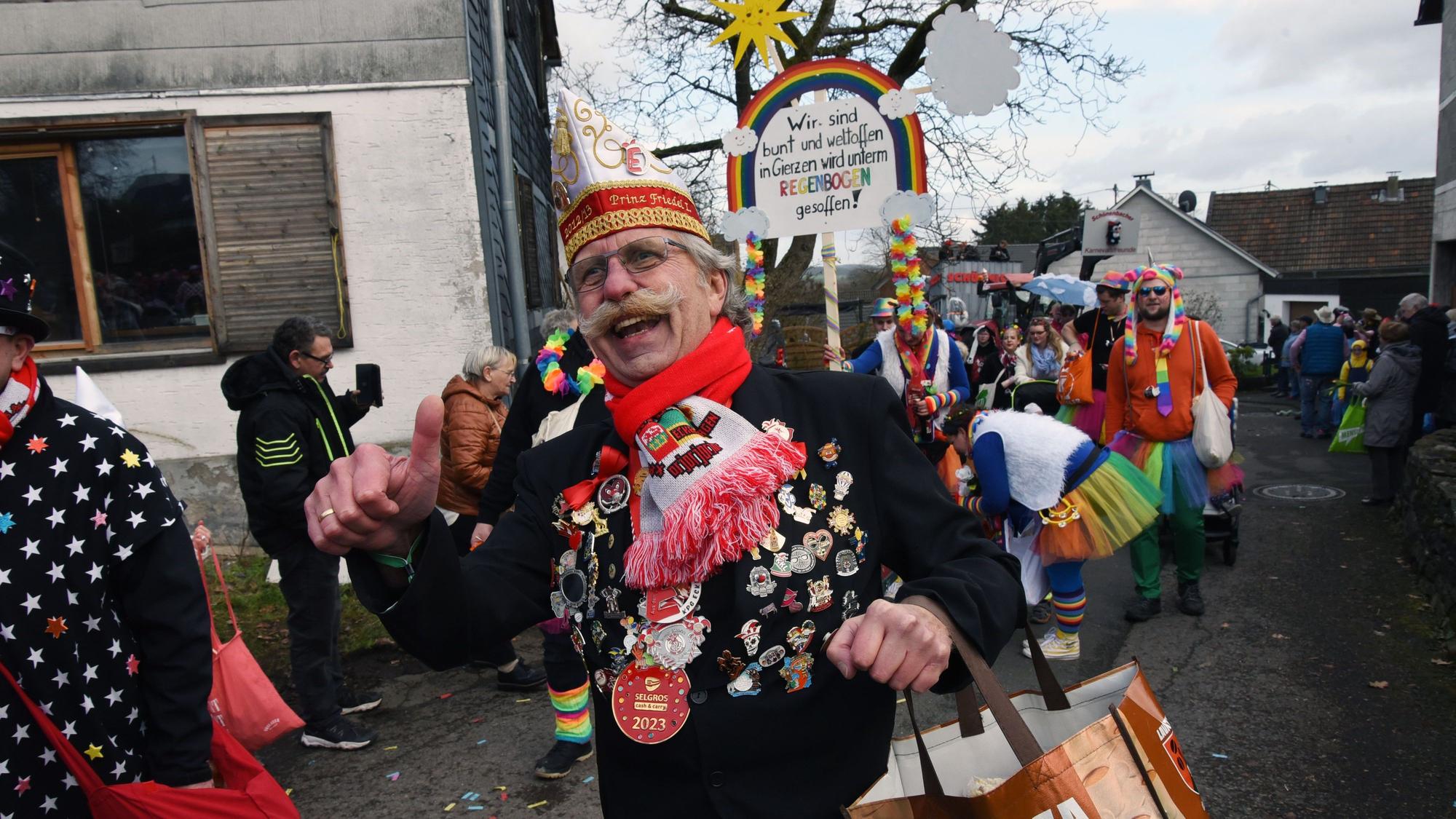 Ein Jecker einer KG geht beim Karnevalszug in Waldbröl-Schönenbach mit.