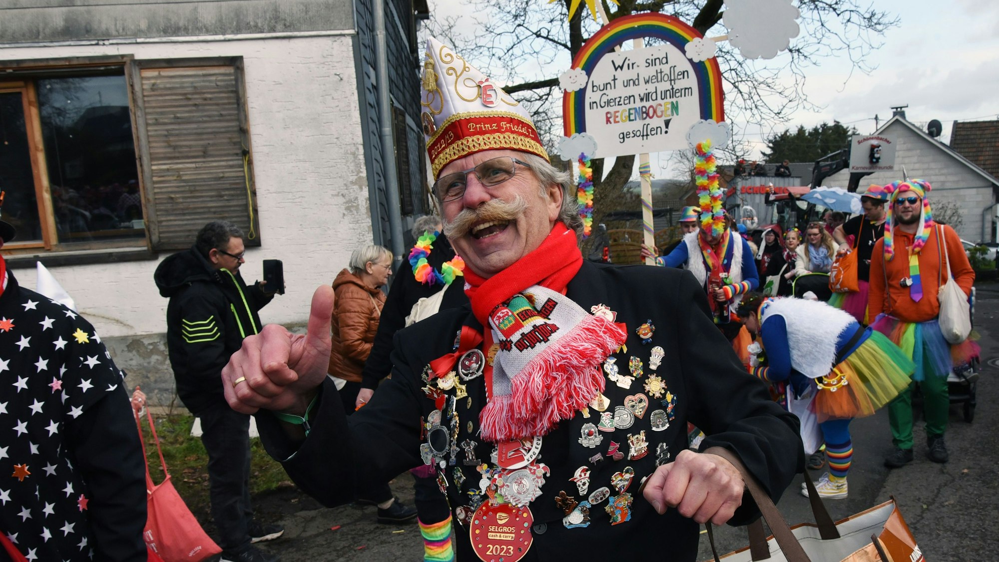 Nicht nur Waldbröler reihten sich in den Zug ein, auch aus Eckenhagen waren Teilnehmer gekommen.