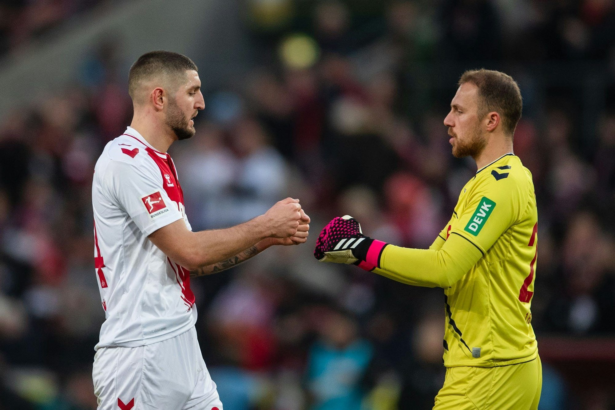 Kölns Julian Chabot (l) und Torhüter Marvin Schwäbe klatschen sich nach der Partie ab.