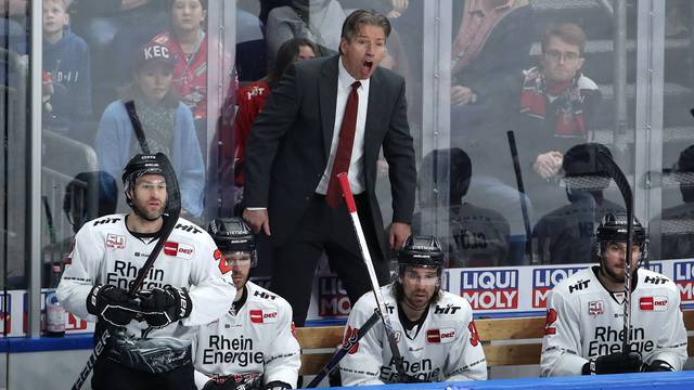 Trainer Uwe Krupp rufend / Aktion / Oberkoerper Oberkörper / / Eishockey / Penny DEL Deutsche Eishockey Liga / Saison 2022/2023 / 27.01.2023 / EHC Eisbären Berlin EBB vs. Kölner Haie KEC / *** coach Uwe Krupp shouting action upper body upper body sport ice hockey penny DEL German Ice Hockey League season 2022 2023 27 01 2023 EHC Eisbären Berlin EBB vs Kölner Haie KEC