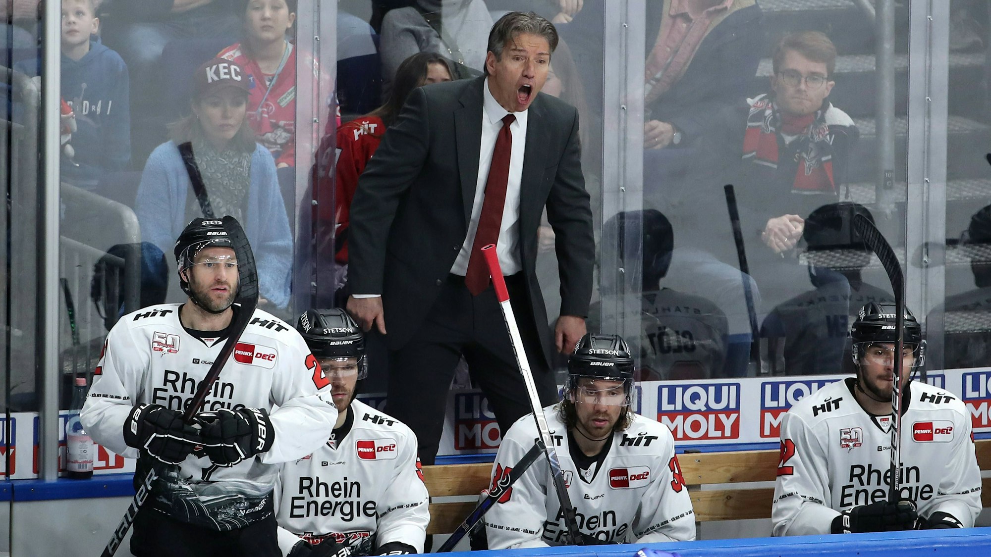 Trainer Uwe Krupp rufend / Aktion / Oberkoerper Oberkörper / / Eishockey / Penny DEL Deutsche Eishockey Liga / Saison 2022/2023 / 27.01.2023 / EHC Eisbären Berlin EBB vs. Kölner Haie KEC / *** coach Uwe Krupp shouting action upper body upper body sport ice hockey penny DEL German Ice Hockey League season 2022 2023 27 01 2023 EHC Eisbären Berlin EBB vs Kölner Haie KEC