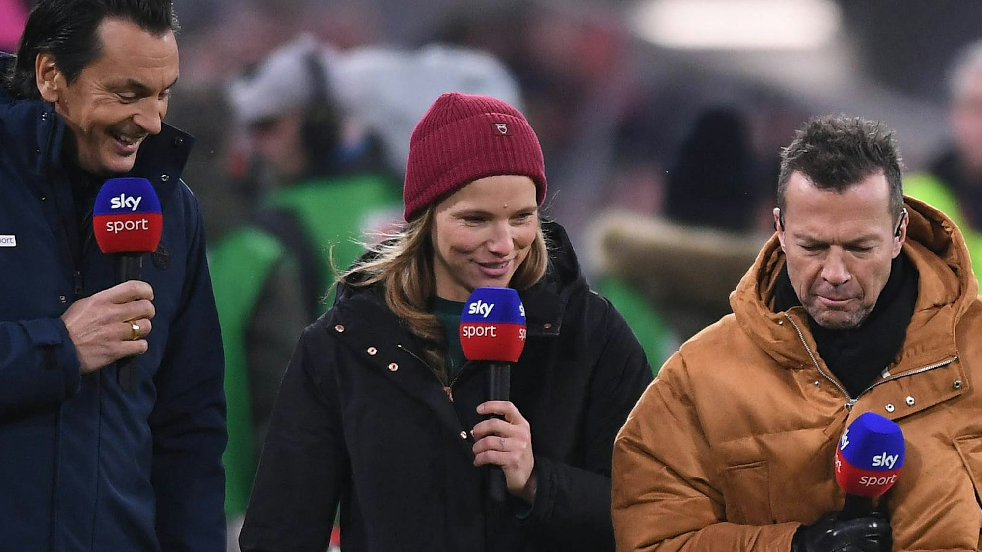 Tabea Kemme mit Sky-Moderator Sebastian Hellmann (l.) und ihrem Experten-Kollegen Lothar Matthäus.