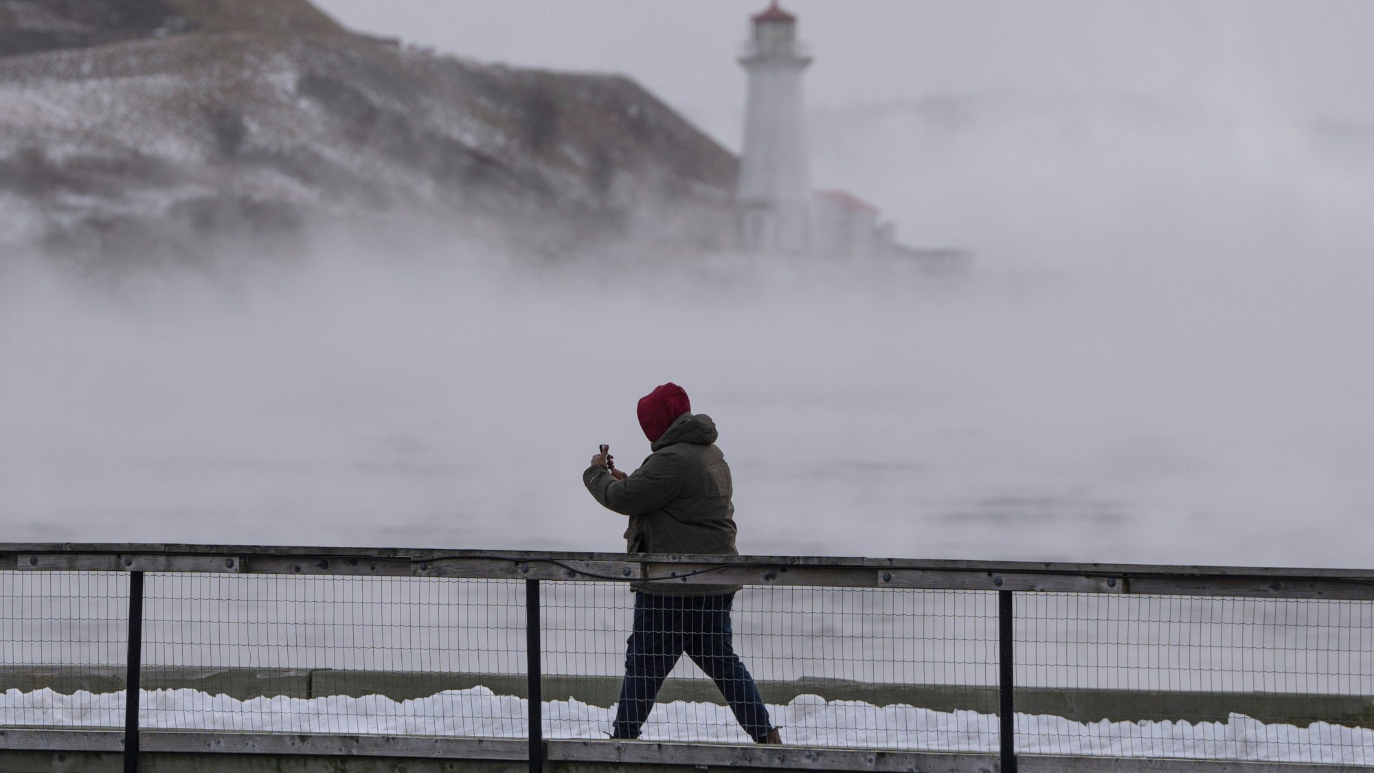 Ein Mann bei Rekordkälte von -30 bis -40 Grad am Hafen von Halifax, Hauptstadt der kanadischen Provinz Nova Scotia.
