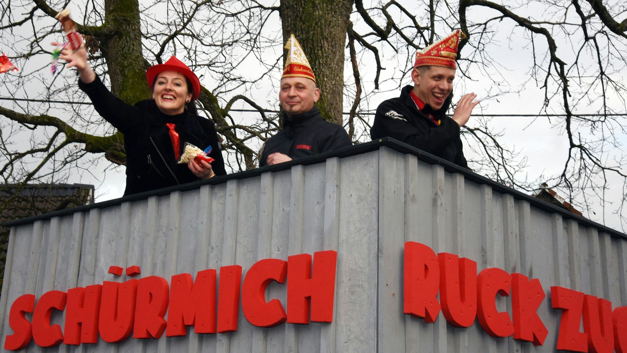 Über dem Schriftzug "Schürmich Ruckzug" ließ es Waldbröls Bürgermeisterin Larissa Weber (links) Kamelle regnen.