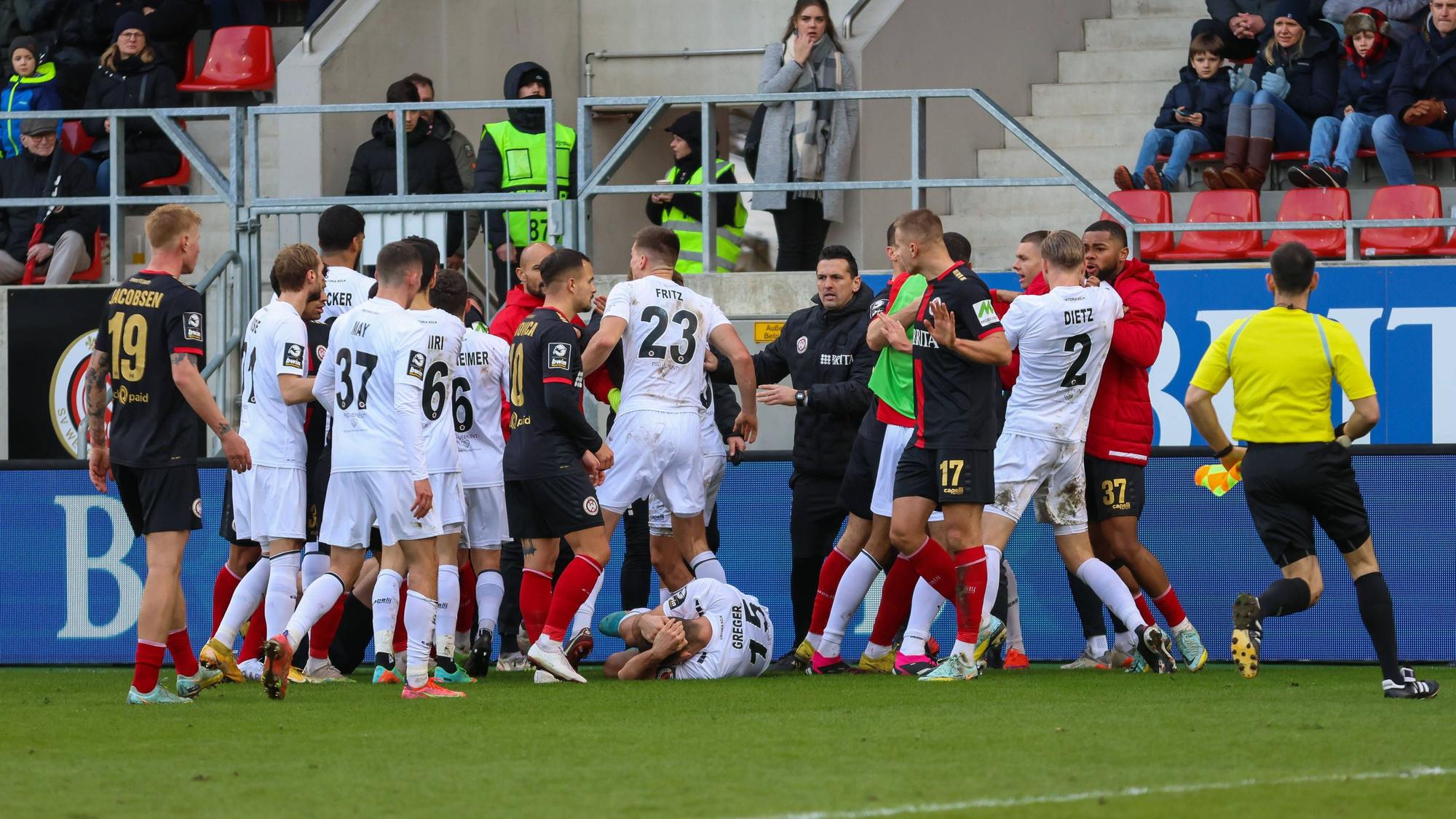 Christoph Greger Viktoria Koeln, 15, Niklas May Viktoria Koeln, 37, Moritz Fritz Viktoria Koeln, 23, Lars Dietz Viktoria Koeln, 2, Timo Gansloweit Schiedsrichter, GER, SV Wehen Wiesbaden vs. Viktoria Koeln, Fussball, 3.Bundesliga , 21.Spieltag, Spielzeit 2022/2023, 04.02.2023 GER, SV Wehen Wiesbaden vs. Viktoria Koeln, Fussball, 3.Bundesliga , 21.Spieltag, Spielzeit 2022/2023, 04.02.2023 Wiesbaden *** Christoph Greger Viktoria Koeln, 15 , Niklas May Viktoria Koeln, 37 , Moritz Fritz Viktoria Koeln, 23 , Lars Dietz Viktoria Koeln, 2 , Timo Gansloweit referee , GER, SV Wehen Wiesbaden vs Viktoria Koeln, Football, 3 Bundesliga , 21 Matchday, Season 2022 2023, 04 02 2023 GER, SV Wehen Wiesbaden vs Viktoria Koeln, Football, 3 Bundesliga , 21 Matchday, Season 2022 2023, 04 02 2023 Wiesbaden Copyright: xEibner-Pressefoto/UlrichxScherbax EP_EER