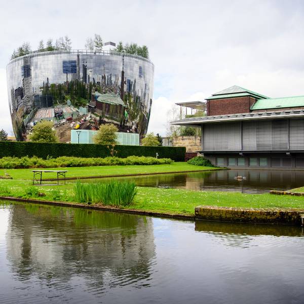 Das hier noch im Bau befindliche Depot des Museums Boijmans Van Beuningen. Das vollverspiegelte runde Gebäude soll auch das weltweit erste Museumsdepot sein, das für Besucher voll zugänglich ist.
