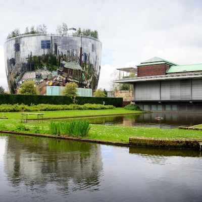 Das hier noch im Bau befindliche Depot des Museums Boijmans Van Beuningen. Das vollverspiegelte runde Gebäude soll auch das weltweit erste Museumsdepot sein, das für Besucher voll zugänglich ist.