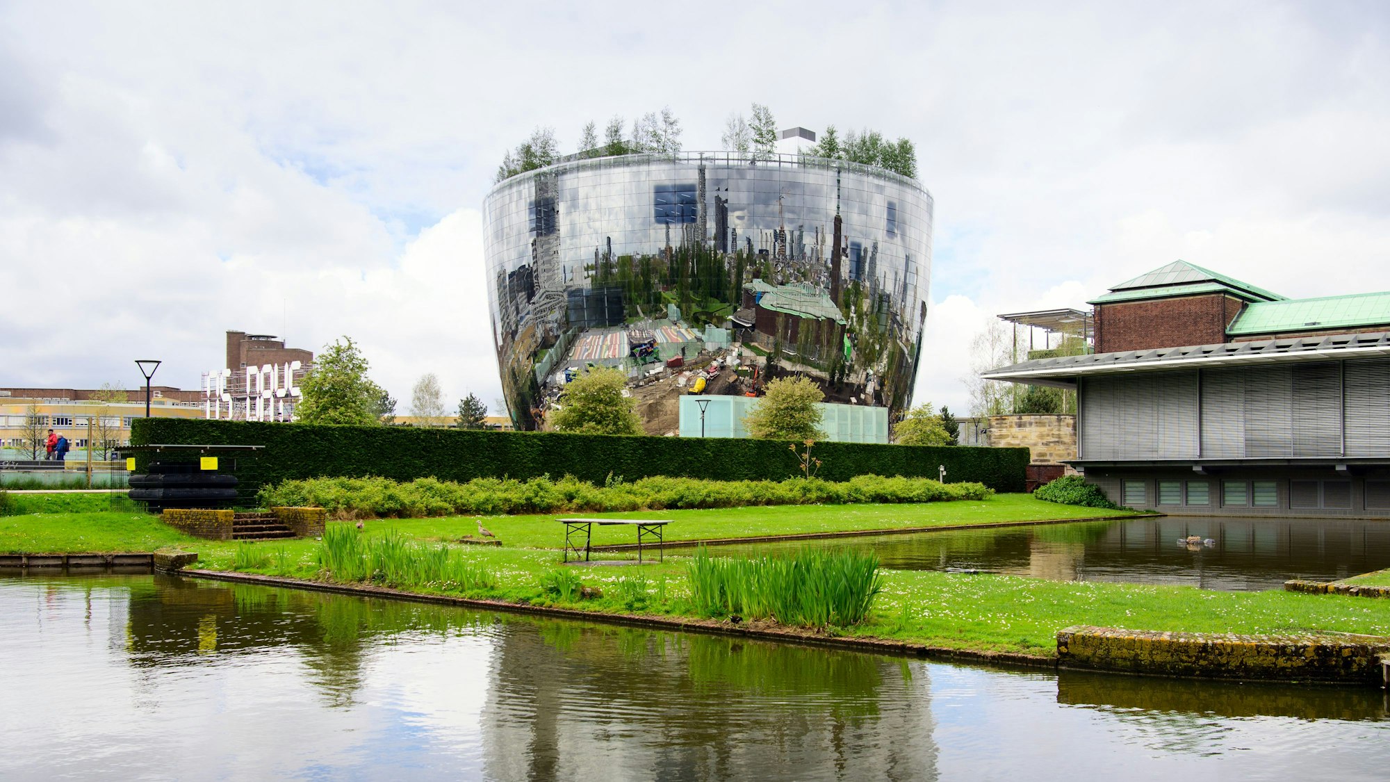 Das hier noch im Bau befindliche Depot des Museums Boijmans Van Beuningen. Das vollverspiegelte runde Gebäude soll auch das weltweit erste Museumsdepot sein, das für Besucher voll zugänglich ist.