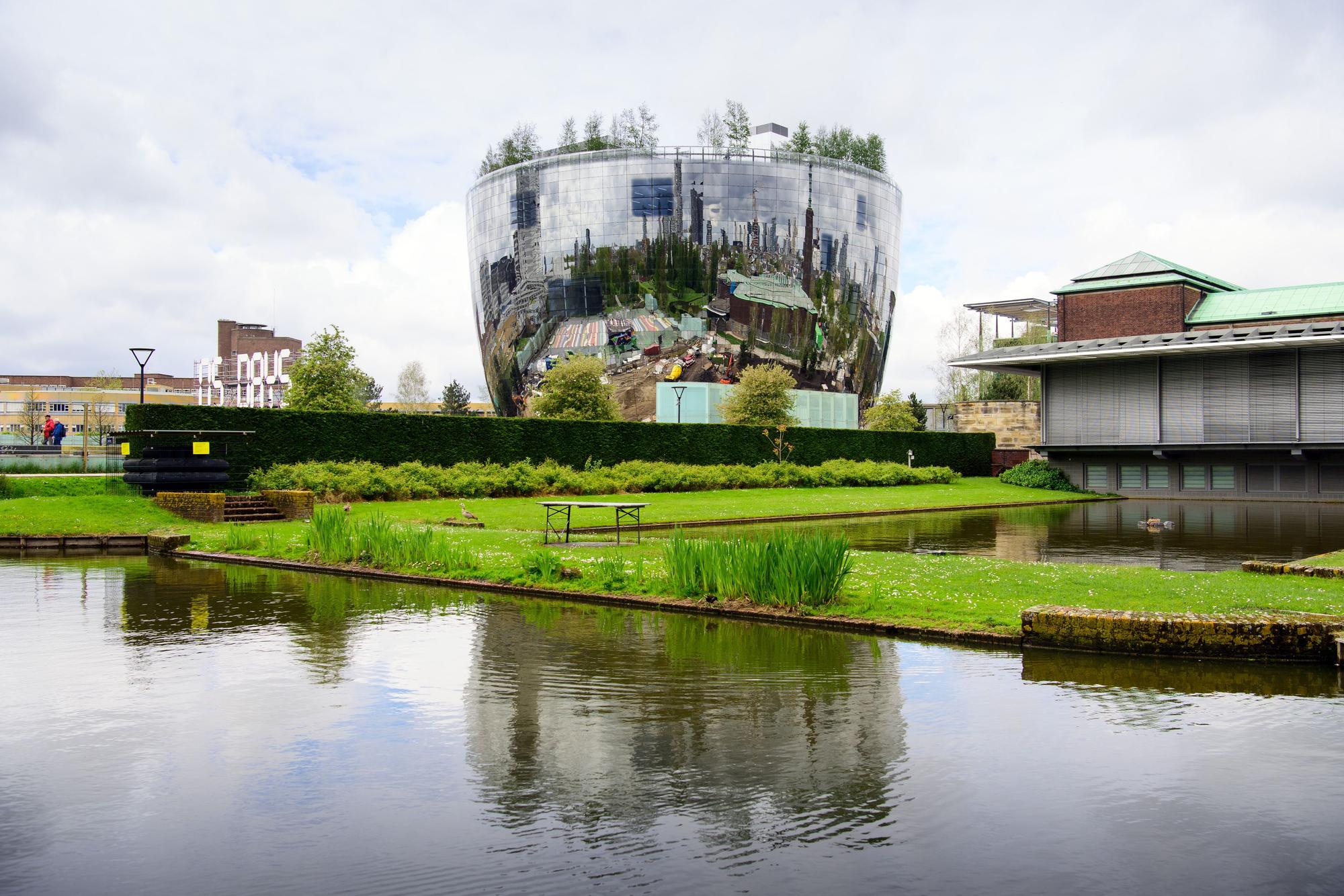 Das hier noch im Bau befindliche Depot des Museums Boijmans Van Beuningen. Das vollverspiegelte runde Gebäude soll auch das weltweit erste Museumsdepot sein, das für Besucher voll zugänglich ist.