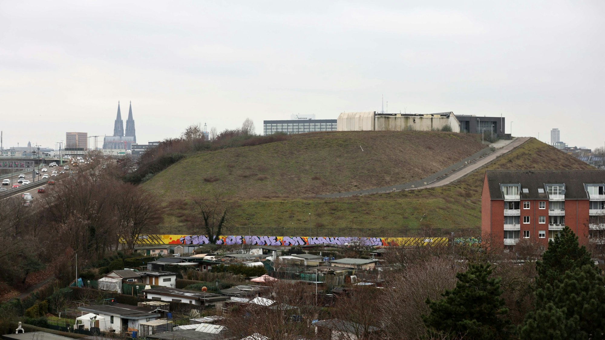 Der Kalkberg mit Blick auf den Kölner Dom.