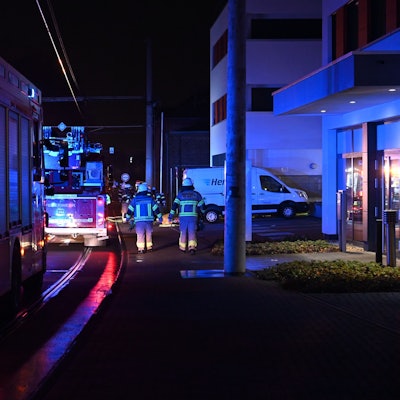 Das Mehrfamilienhaus in Frechen mit Einsatzkräften.