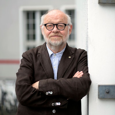 Jürgen Flimm, damaliger Intendant der Staatsoper Berlin, blickt nach einem Interview 2016 in die Kamera des Fotografen.