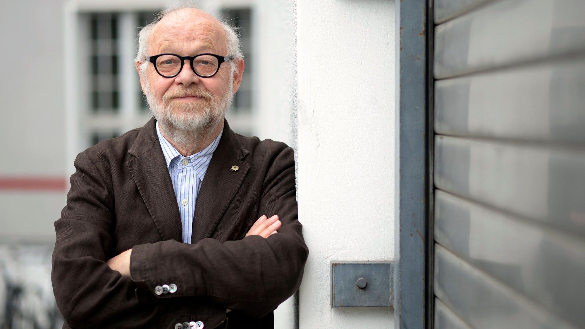 Jürgen Flimm, damaliger Intendant der Staatsoper Berlin, blickt nach einem Interview 2016 in die Kamera des Fotografen.