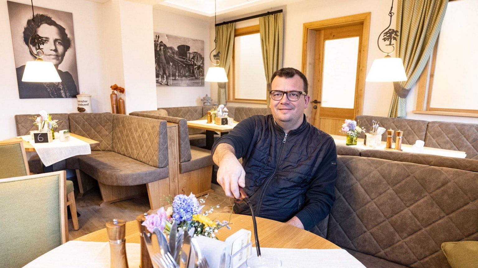 Thomas Reichelt sitzt am Tisch in seinem vollständig erneuerten Restaurant.