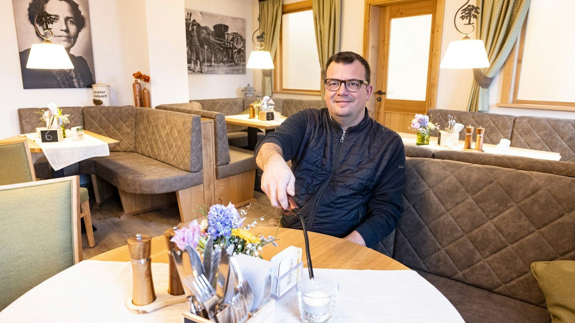 Thomas Reichelt sitzt am Tisch in seinem vollständig erneuerten Restaurant.