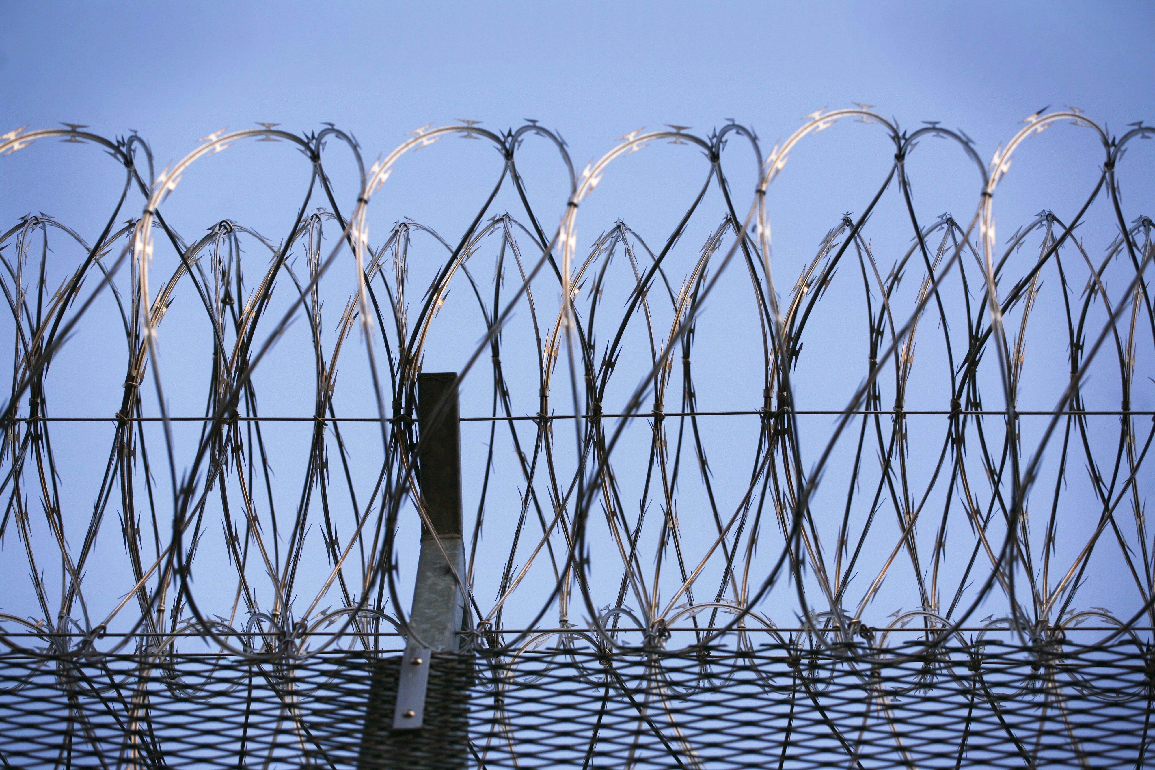 Stacheldraht krönt den Zaun eines Gefängnisses. In den Gefängnissen gebe es Trinkwasser- und Lebensmittelvorräte. Bei länger dauerndem Stromausfall müsste in einigen Justizvollzugsanstalten aber auf Kaltverpflegung umgestellt werden.