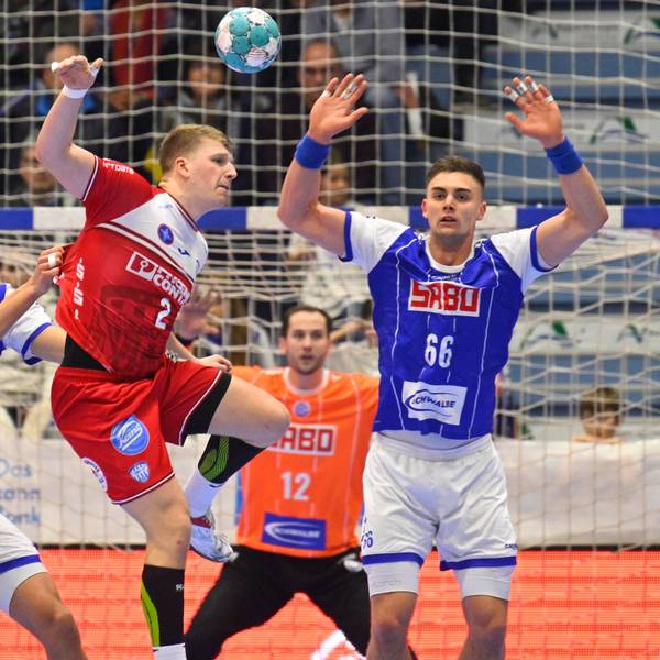 Zu sehen ist eine Spielsituation auf dem Handball-Feld.