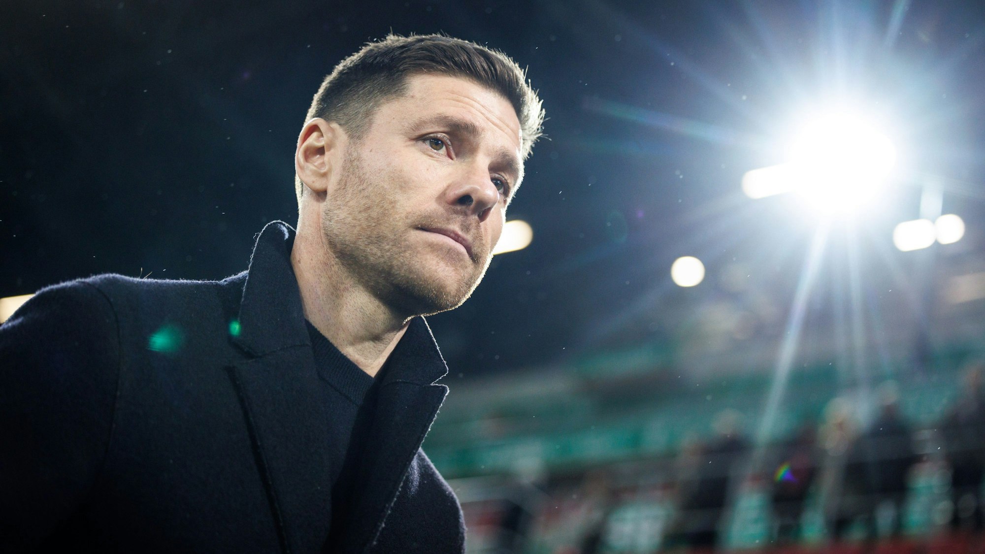 03.02.2023, Bayern, Augsburg: Fußball: Bundesliga, FC Augsburg - Bayer Leverkusen, 19. Spieltag, WWK-Arena. Trainer Xabi Alonso von Bayer Leverkusen geht vor Spielbeginn am Spielfeldrand entlang. Foto: Matthias Balk/dpa - WICHTIGER HINWEIS: Gemäß den Vorgaben der DFL Deutsche Fußball Liga bzw. des DFB Deutscher Fußball-Bund ist es untersagt, in dem Stadion und/oder vom Spiel angefertigte Fotoaufnahmen in Form von Sequenzbildern und/oder videoähnlichen Fotostrecken zu verwerten bzw. verwerten zu lassen. +++ dpa-Bildfunk +++