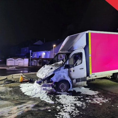 Das Foto zeigt den ausgebrannten Kleintransporter.