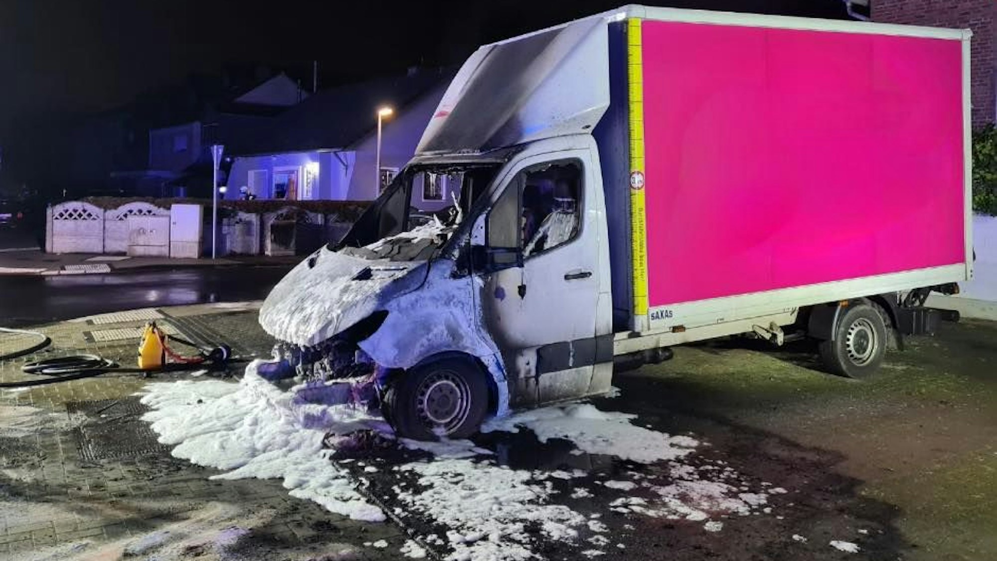 Das Foto zeigt den ausgebrannten Kleintransporter.
