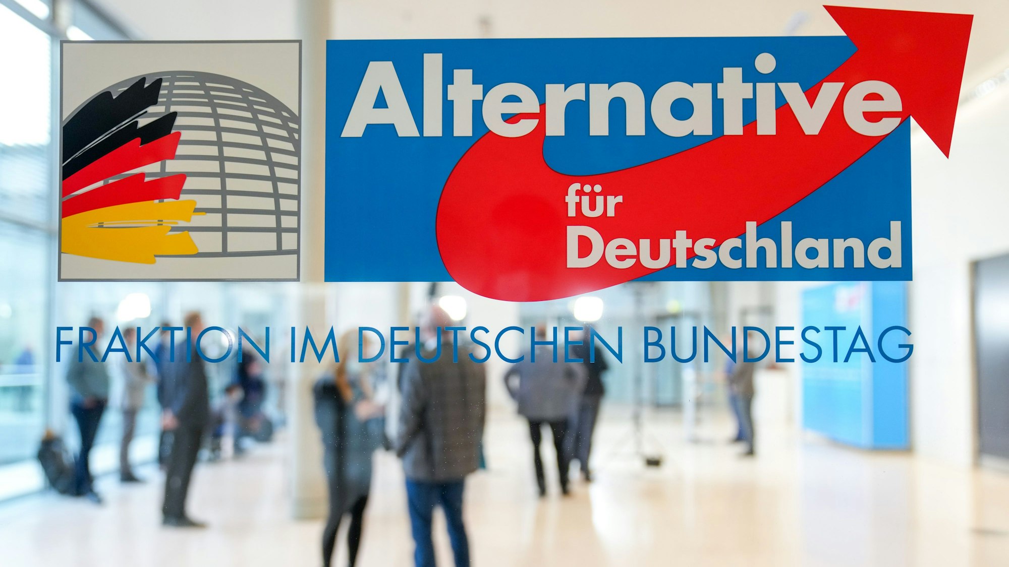 ARCHIV - 10.11.2021, Berlin: Mitglieder der AfD-Fraktion kommen zu ihrer Sitzung im Bundestag zusammen. (