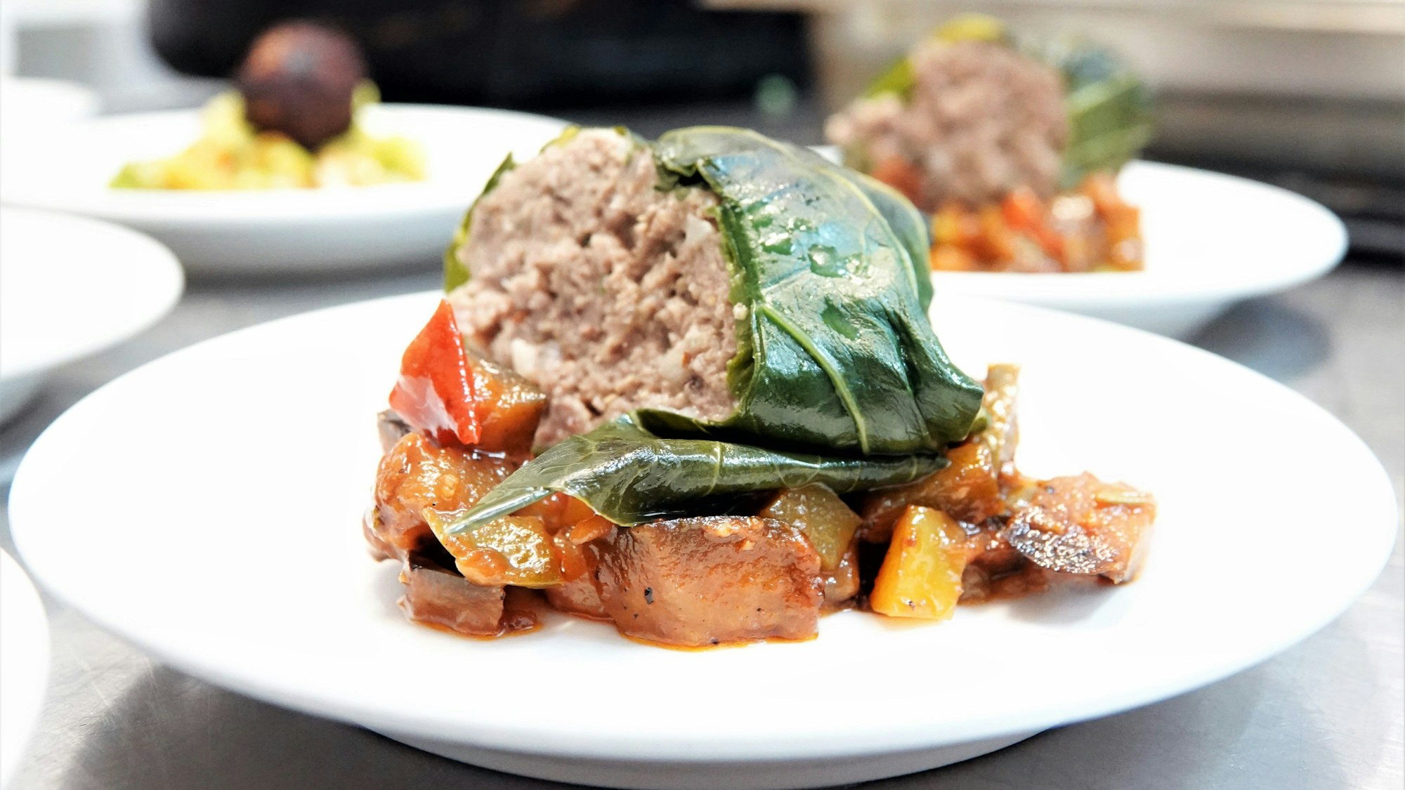 Ein fertiges Nutria-Gericht steht angerichtet in einer Küche.