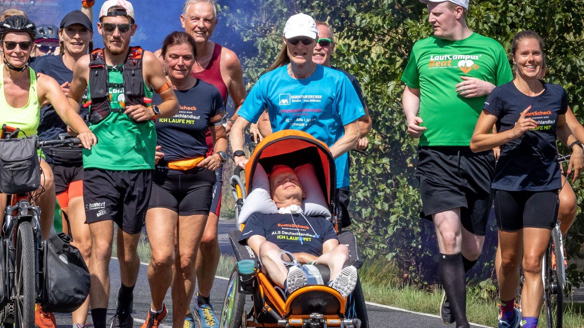 Andreas Butz schiebt bei einem Lauf seinen Freund, den an ALS erkrankten Bruno Schmidt.