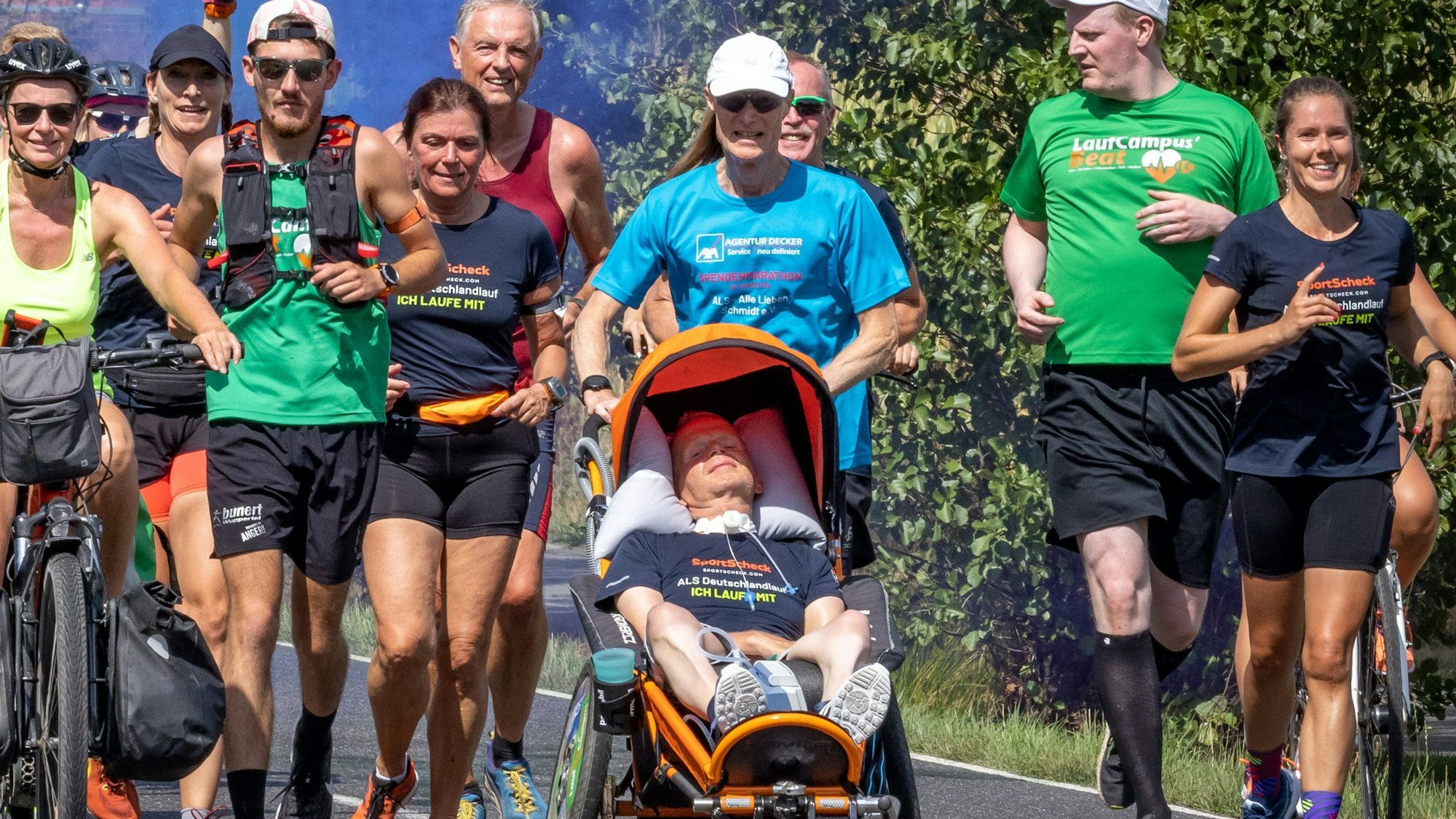 Andreas Butz schiebt bei einem Lauf seinen Freund, den an ALS erkrankten Bruno Schmidt.