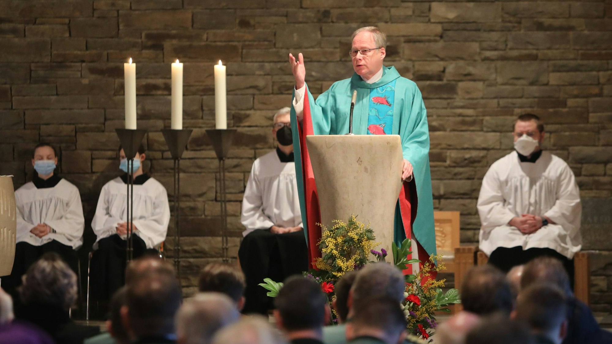 Pfarrer Wilhelm Darscheid steht am Ambo der Kirche St. Konrad in Bergisch Gladbach-Hand und spricht.