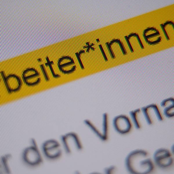Die Anrede "Mitarbeiter*innen" ist in der Handreichung "Hinweise zur Umsetzung der geschlechtersensiblen Sprache für die Verwaltung zu sehen.