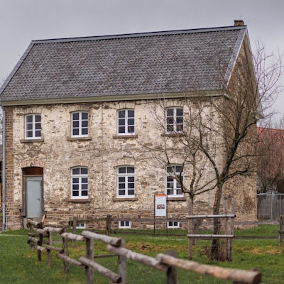 Ein altes Gebäude mit abgenutzten Steinen