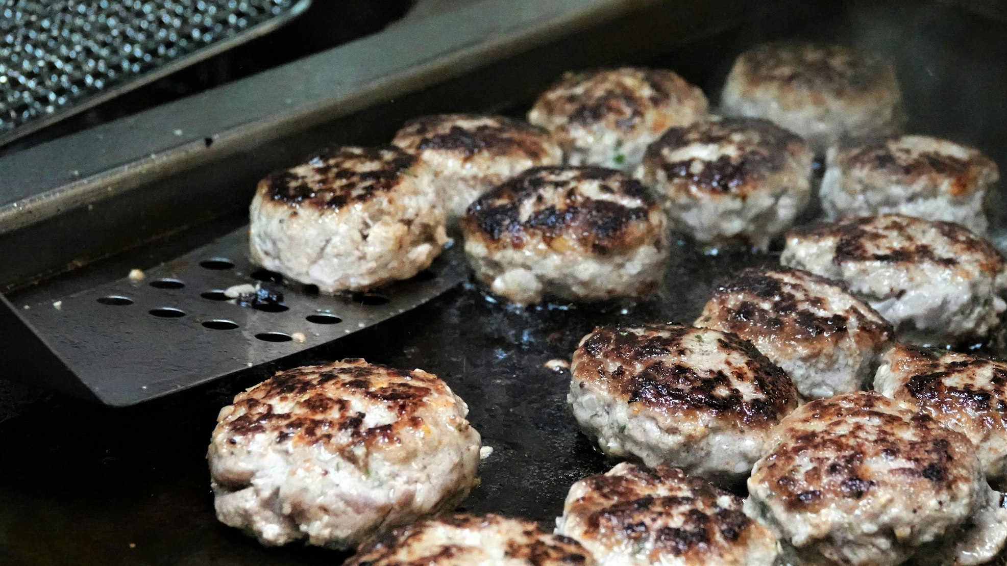 Frikadellen aus Nutria-Fleisch brutzeln in heißem Öl.