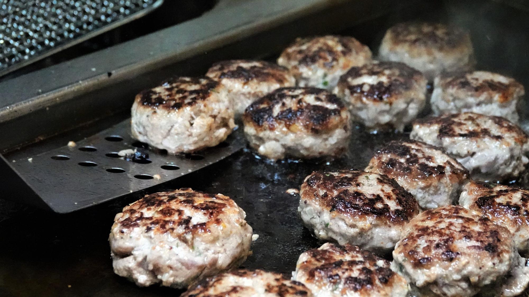 Frikadellen aus Nutria-Fleisch brutzeln in heißem Öl.