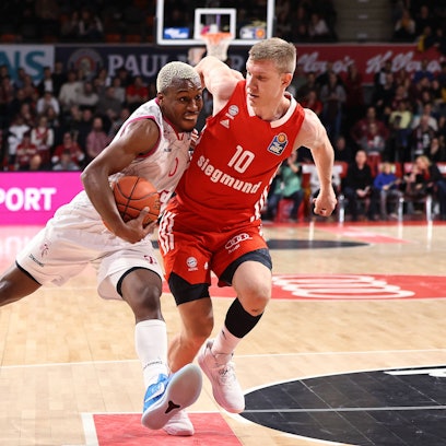 Baskets-Spielmacher TJ Shorts (hier gegen Ognjen Jaramaz) zeigte zwei völlig verschiedene Halbzeiten: Vor der Pause kam er nur auf sechs Punkte, nach dem Seitenwechsel auf 20 Punkte.